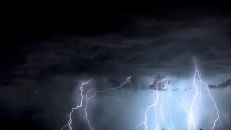 INMET emite alerta amarelo de tempestade com risco de granizo em Florianópolis e região até quinta-feira (2)